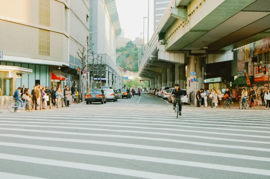 Paysage urbain avec un cycliste sur un passage piéton